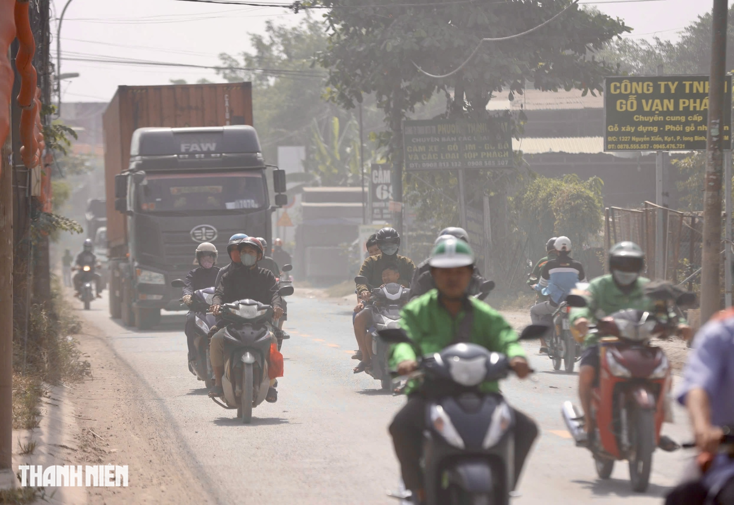 Xe máy lọt thỏm giữa 'cơn bão bụi mịn' và đoàn container: Coi chừng tai nạn! - Ảnh 2.
