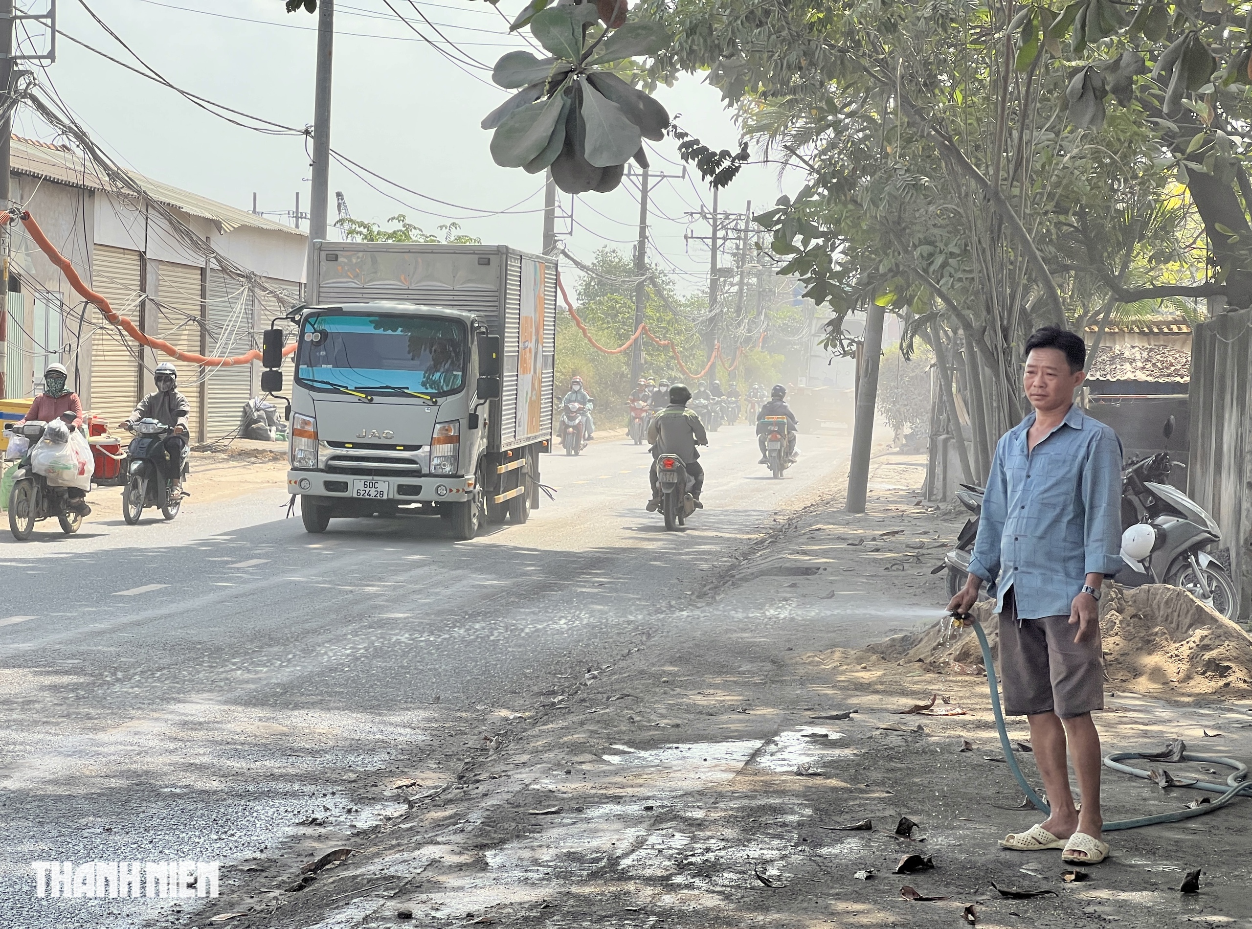 Đường gần công trường Vành đai 3 bụi mịt mù: 'Không thấy đường lái xe'  - Ảnh 8.