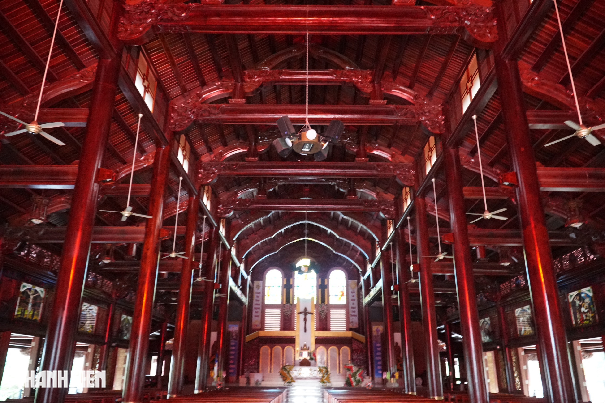 Những nhà thờ độc đáo ở Đồng Nai: Nhà thờ gỗ Giáo xứ Gia Ray - Ảnh 11.