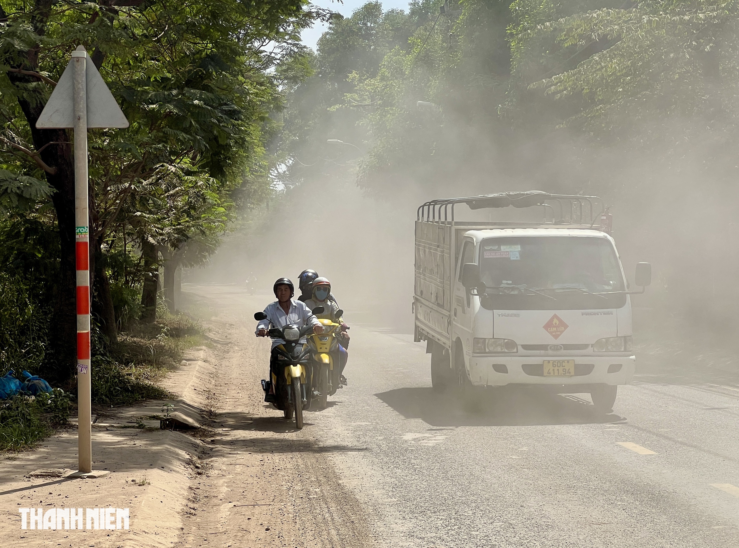 Đường gần công trường Vành đai 3 bụi mịt mù: 'Không thấy đường lái xe'  - Ảnh 7.