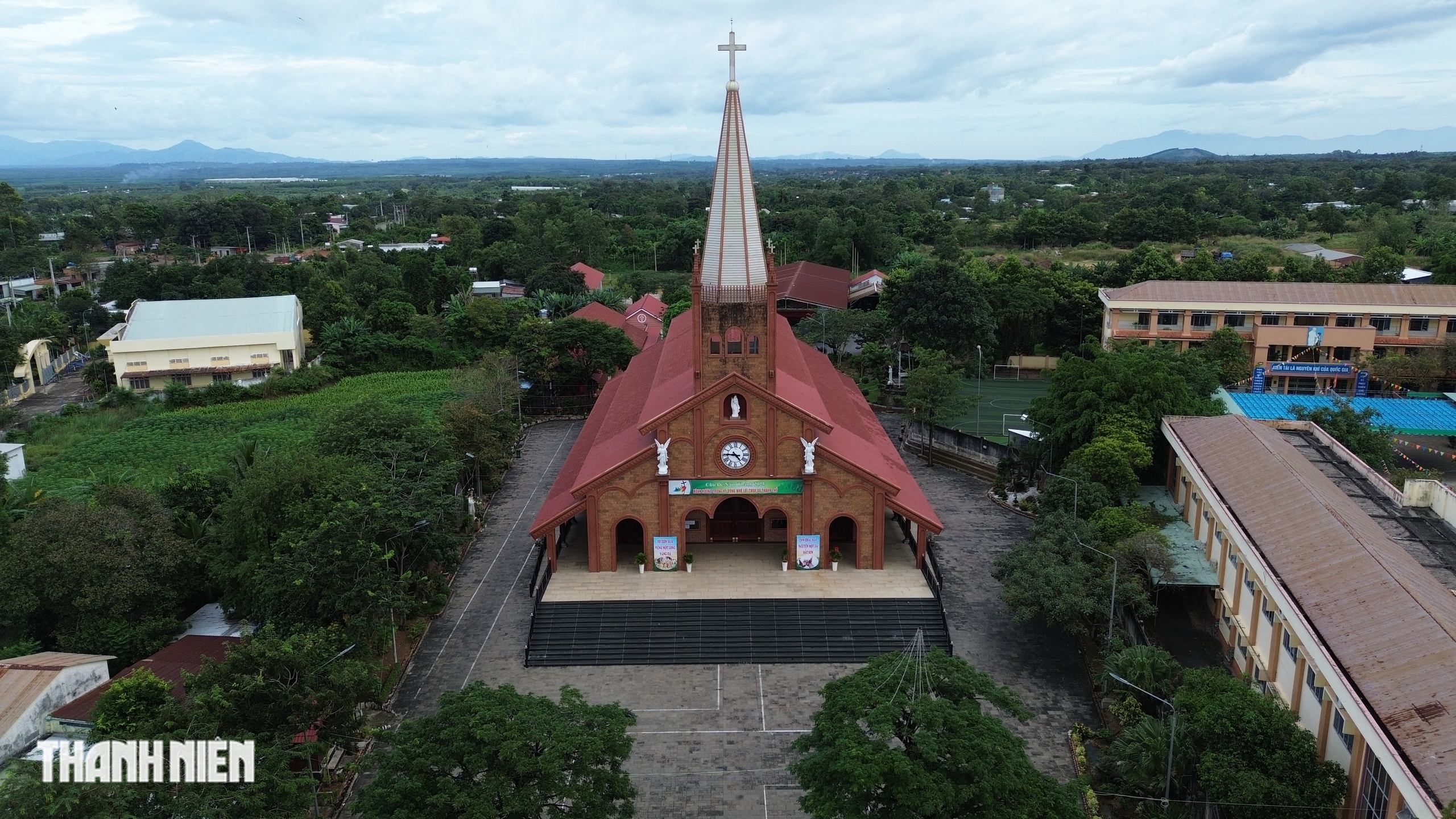Những nhà thờ độc đáo ở Đồng Nai: Nhà thờ gỗ Giáo xứ Gia Ray - Ảnh 1.