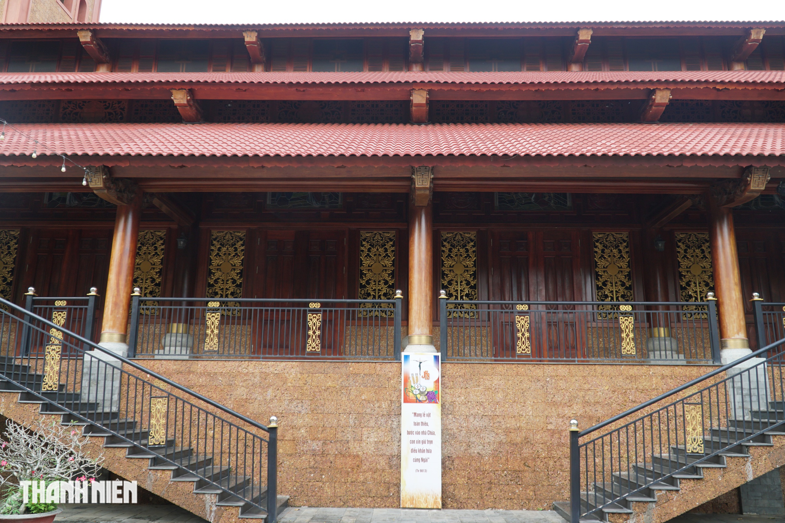 Những nhà thờ độc đáo ở Đồng Nai: Nhà thờ gỗ Giáo xứ Gia Ray - Ảnh 7.