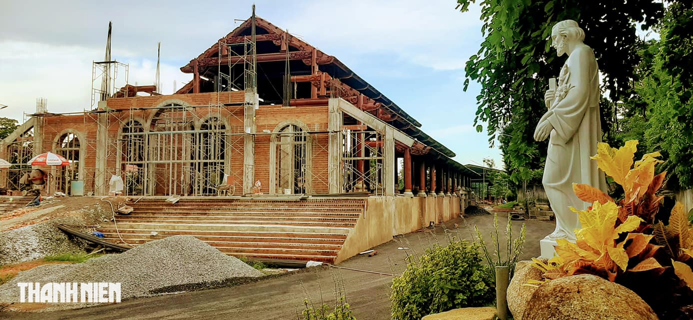 Những nhà thờ độc đáo ở Đồng Nai: Nhà thờ gỗ Giáo xứ Gia Ray - Ảnh 2.