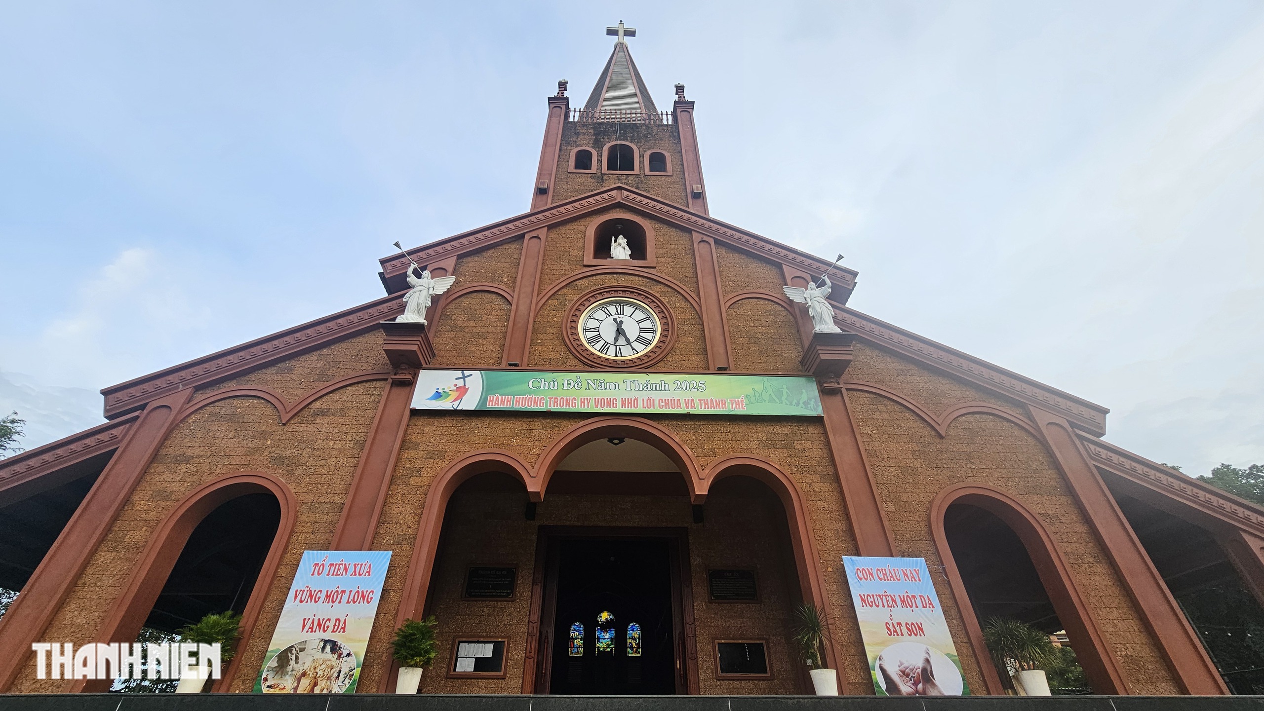 Những nhà thờ độc đáo ở Đồng Nai: Nhà thờ gỗ Giáo xứ Gia Ray - Ảnh 9.