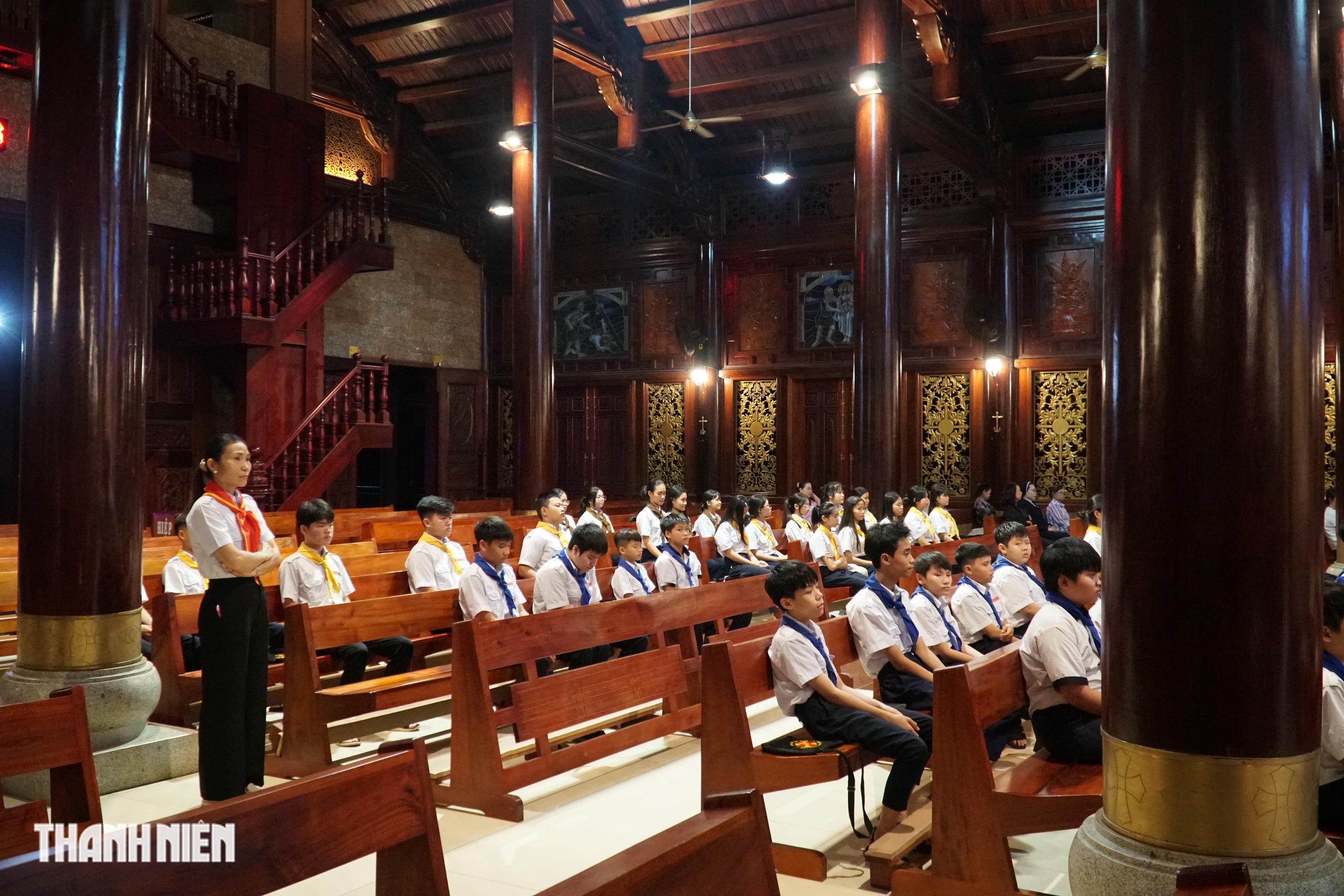 Những nhà thờ độc đáo ở Đồng Nai: Nhà thờ gỗ Giáo xứ Gia Ray - Ảnh 12.