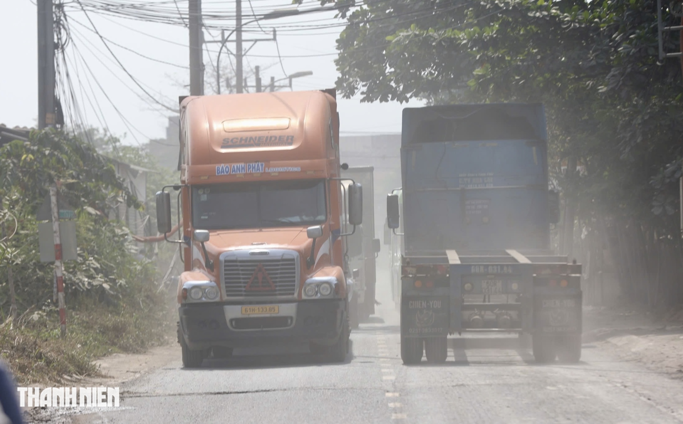 Xe máy lọt thỏm giữa 'cơn bão bụi mịn' và đoàn container: Coi chừng tai nạn! - Ảnh 5.