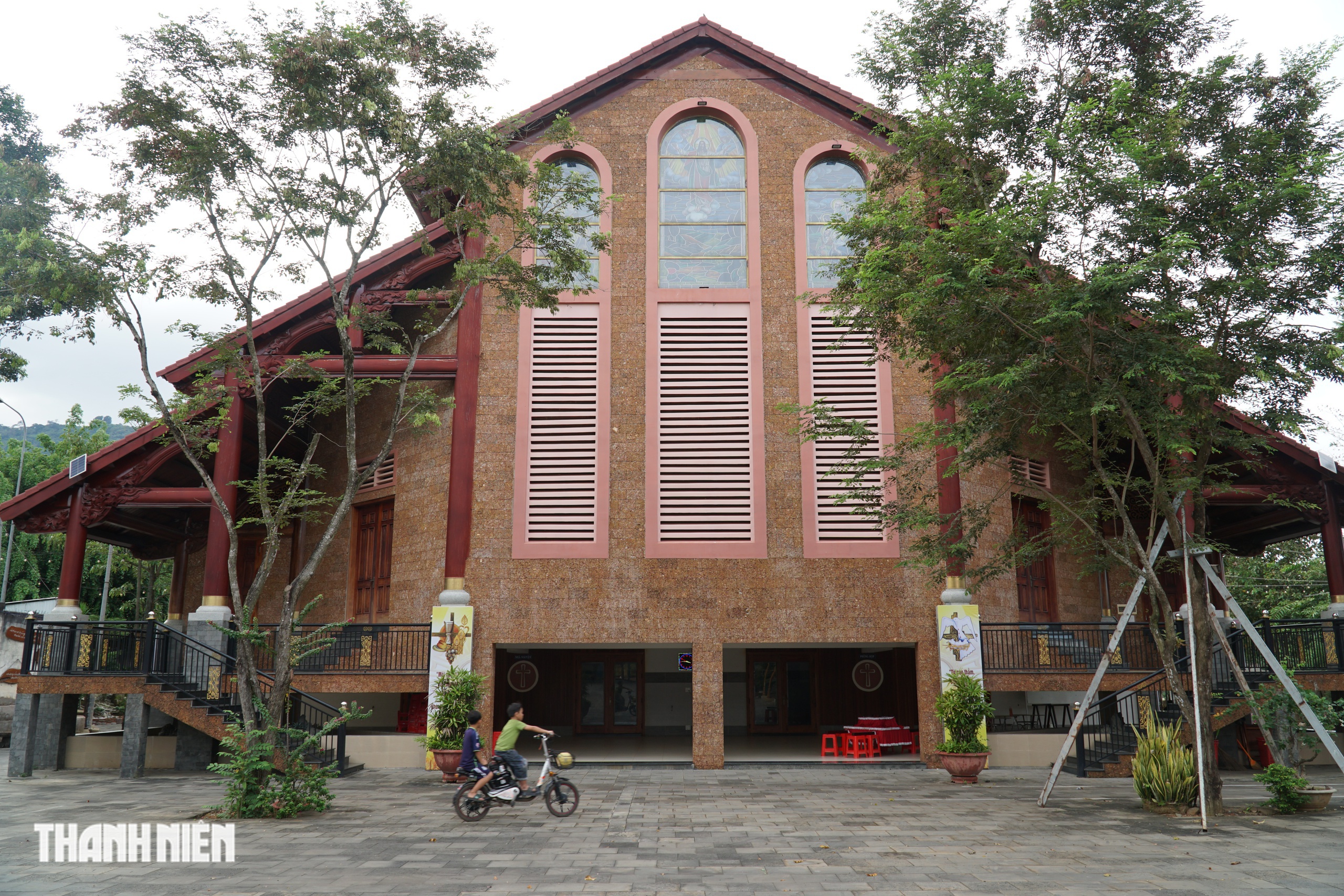 Những nhà thờ độc đáo ở Đồng Nai: Nhà thờ gỗ Giáo xứ Gia Ray - Ảnh 8.