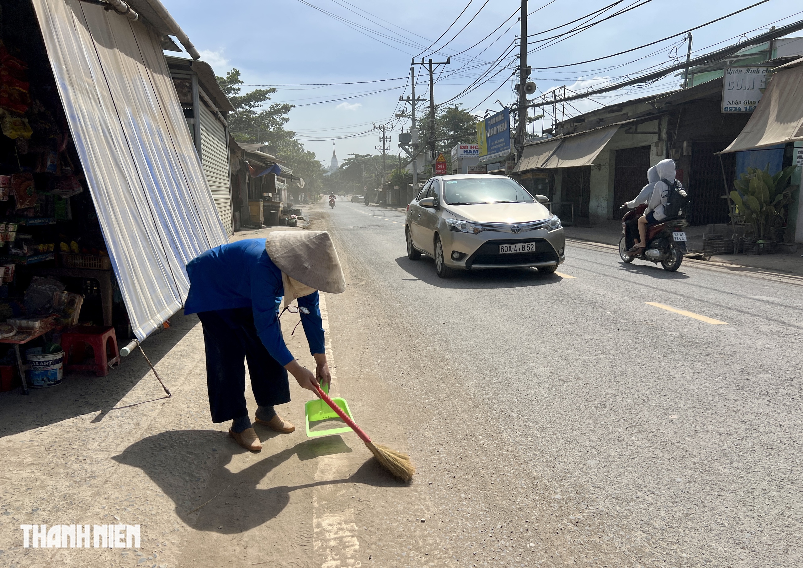 Xe máy lọt thỏm giữa 'cơn bão bụi mịn' và đoàn container: Coi chừng tai nạn! - Ảnh 11.