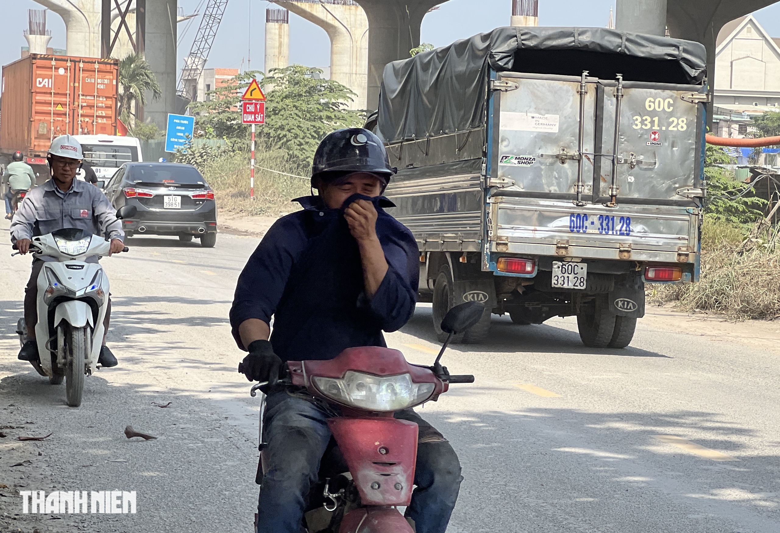 Đường gần công trường Vành đai 3 bụi mịt mù: 'Không thấy đường lái xe'  - Ảnh 3.