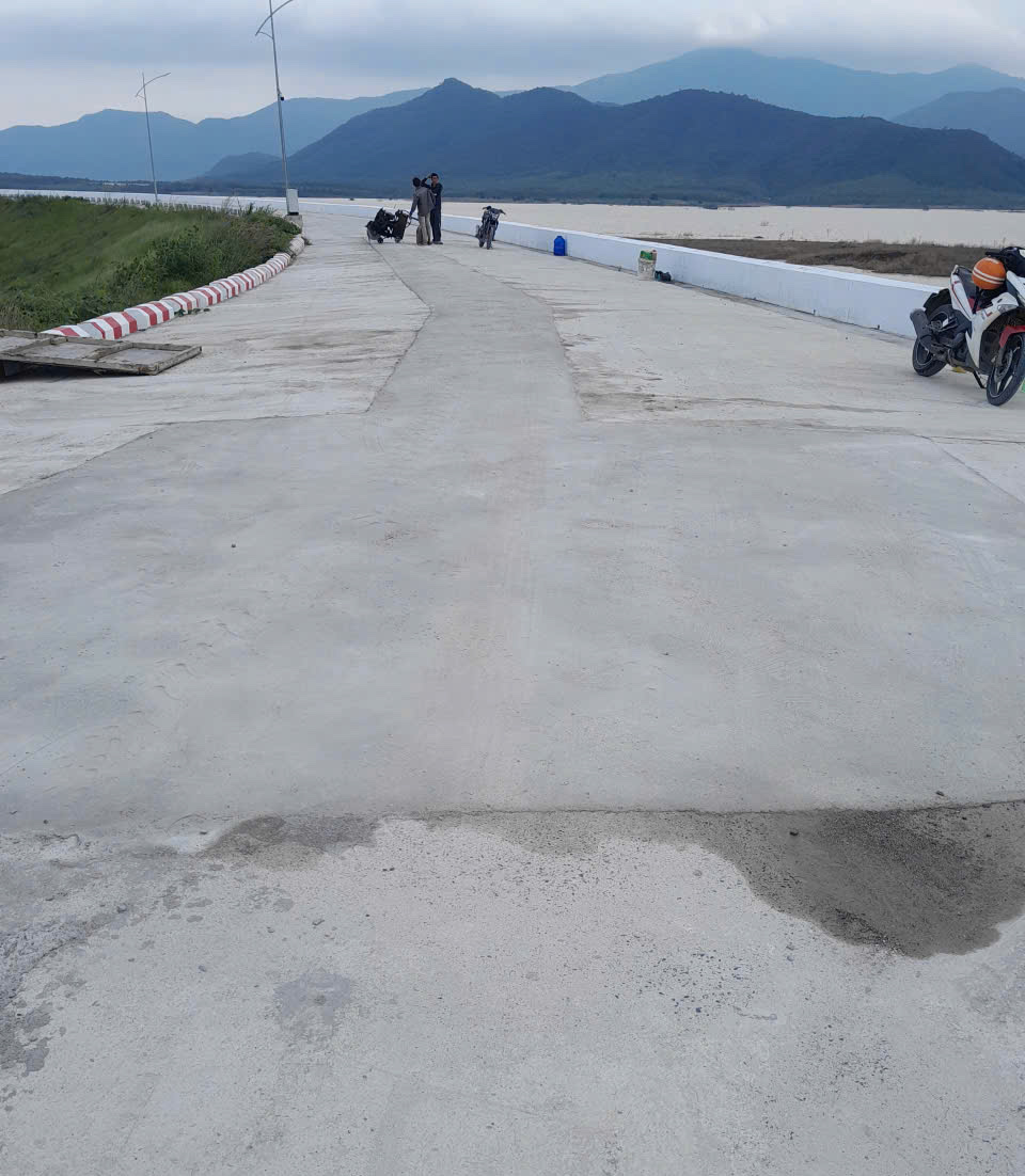 Mặt đập chính hồ chứa Sông Than ở Khánh Hòa xuất hiện nứt - Ảnh 2.
