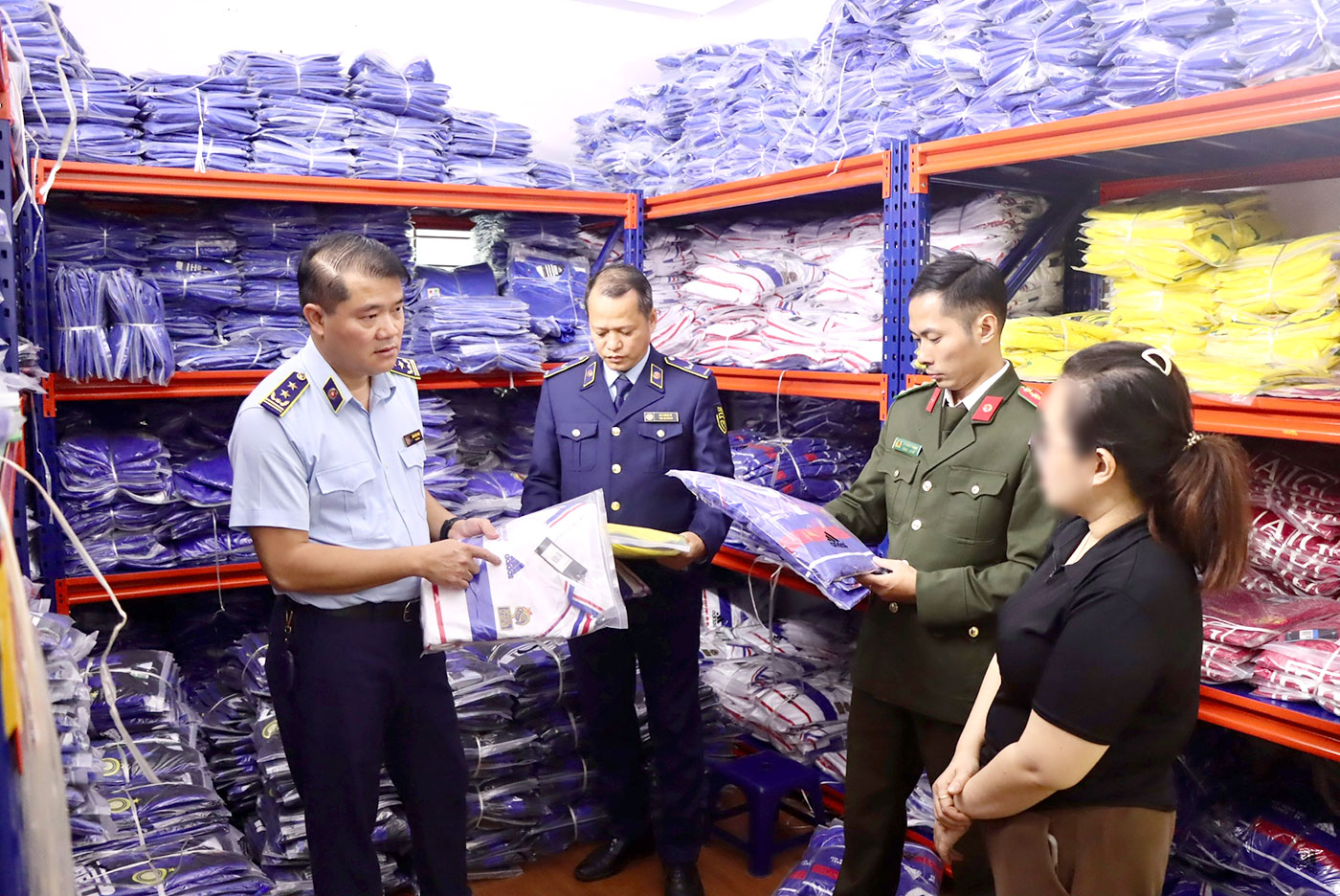 Bắt kho hàng giả mạo 'hàng hiệu' bán trên thương mại điện tử- Ảnh 1. Bắt kho hàng giả mạo 'hàng hiệu' bán trên thương mại điện tử- Ảnh 1.