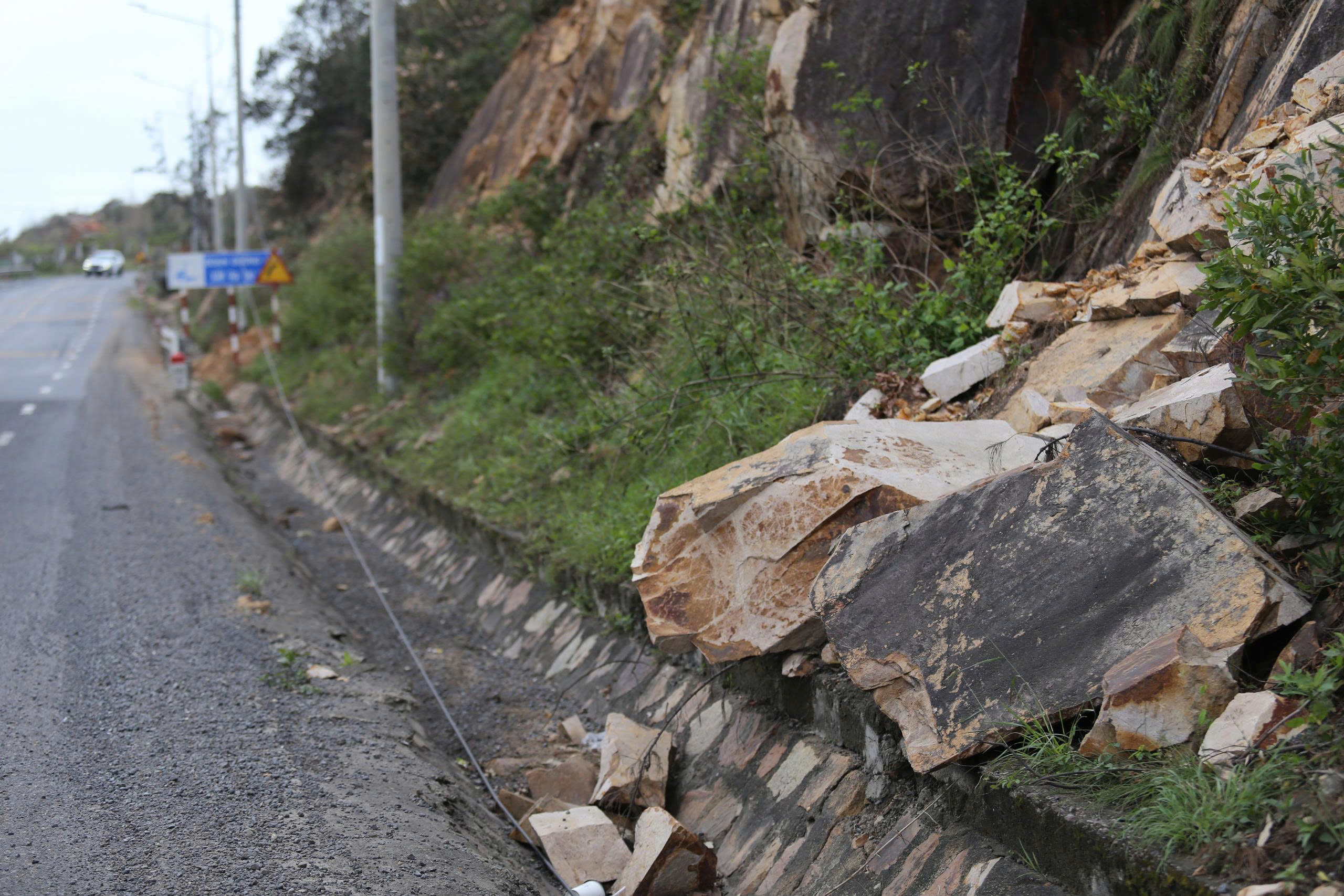 Sau mưa lũ, QL 1D nhan nhản ổ gà, ổ voi - Ảnh 4.