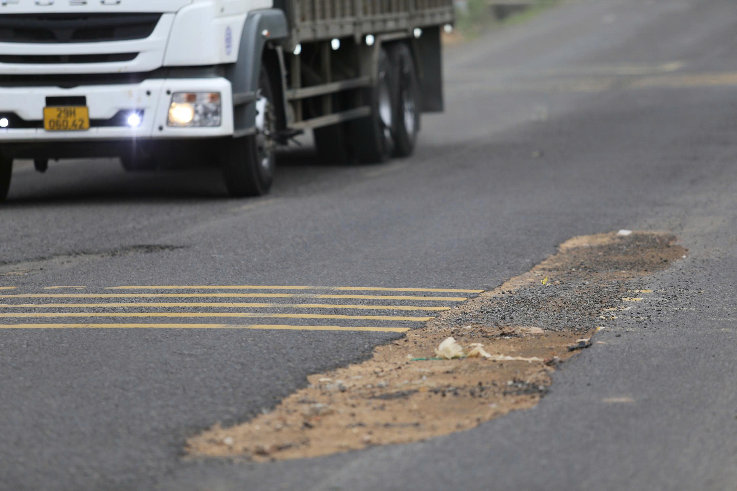 Sau mưa lũ, QL 1D nhan nhản ổ gà, ổ voi - Ảnh 3.