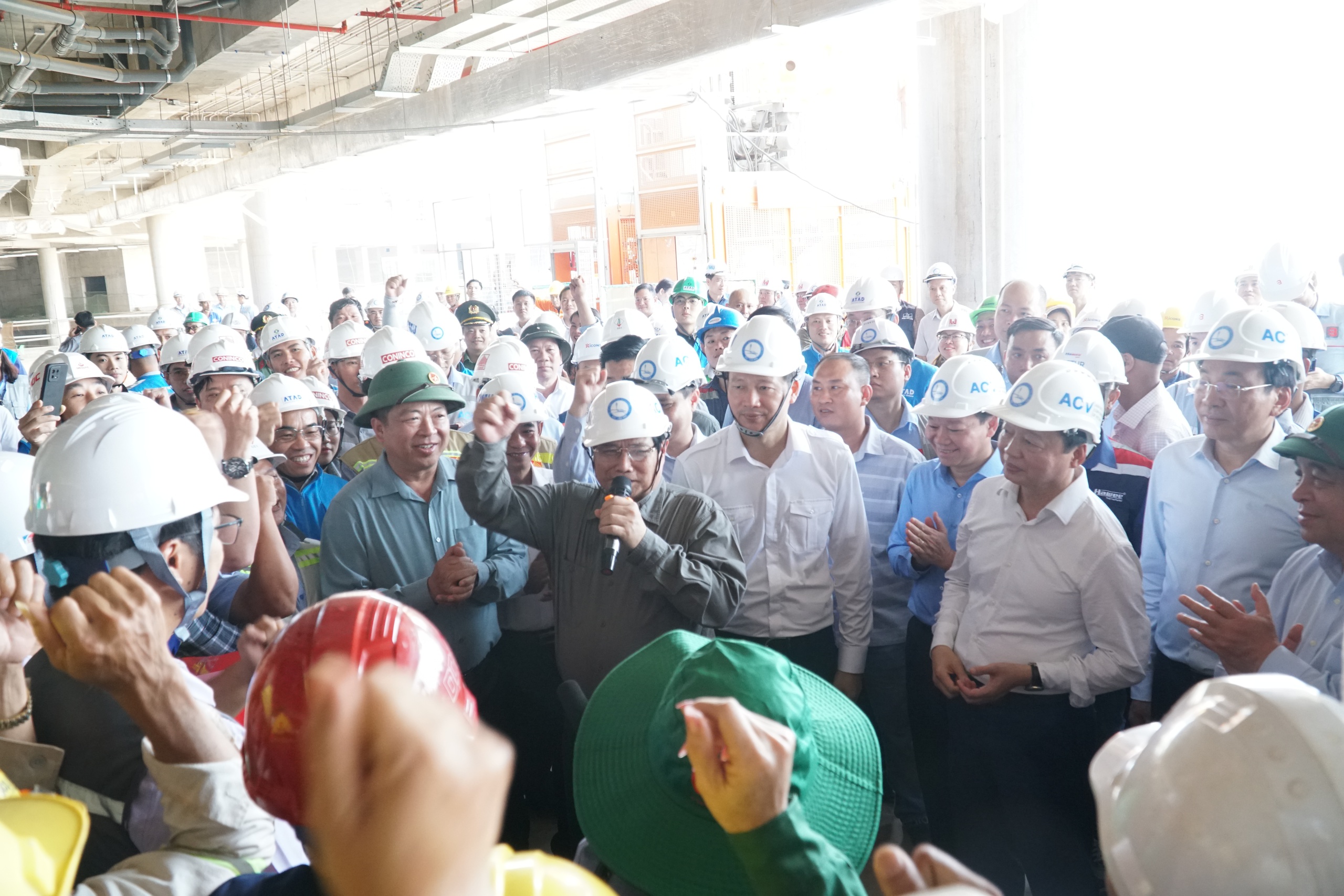 Thủ tướng kiểm tra dự án sân bay Long Thành, tặng quà, lì xì cho công nhân- Ảnh 7.