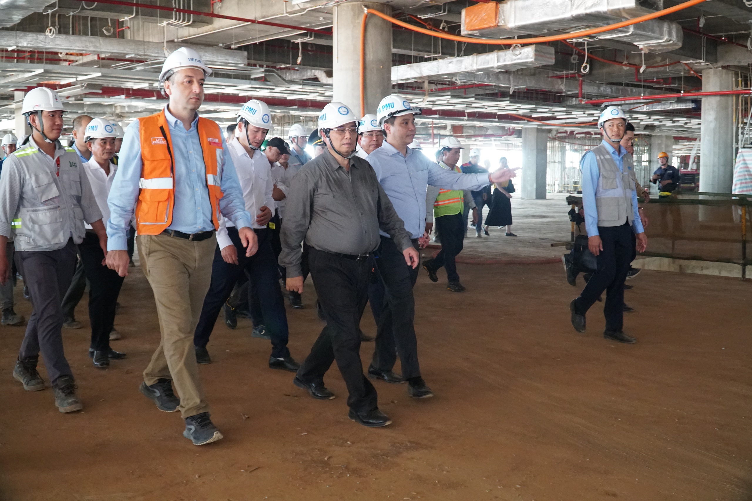 Thủ tướng kiểm tra dự án sân bay Long Thành, tặng quà, lì xì cho công nhân- Ảnh 5.