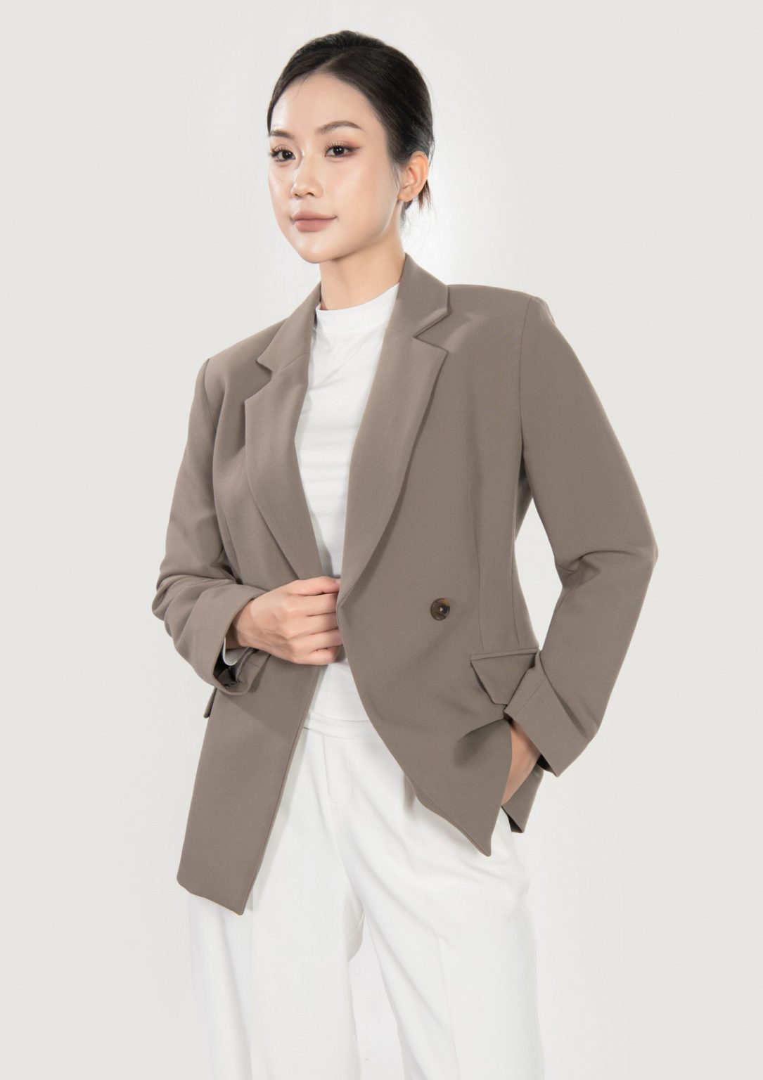 Průvodce oblékáním se 4 styly košil pro kancelářské dámy - Foto 3. Cẩm nang mặc đẹp với 4 kiểu áo dành cho cô nàng công sở- Ảnh 3.