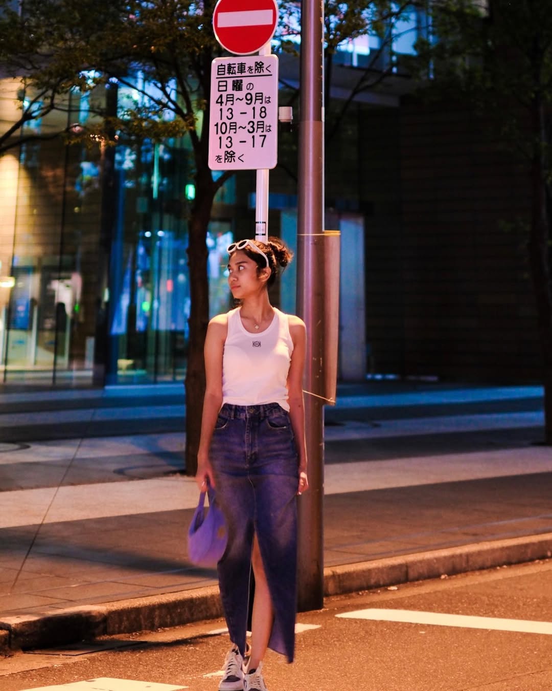 Jeanskjolar är ett smart val när vädret växlar – Bild 6. Chân váy denim là lựa chọn thông minh khi thời tiết giao mùa- Ảnh 6.