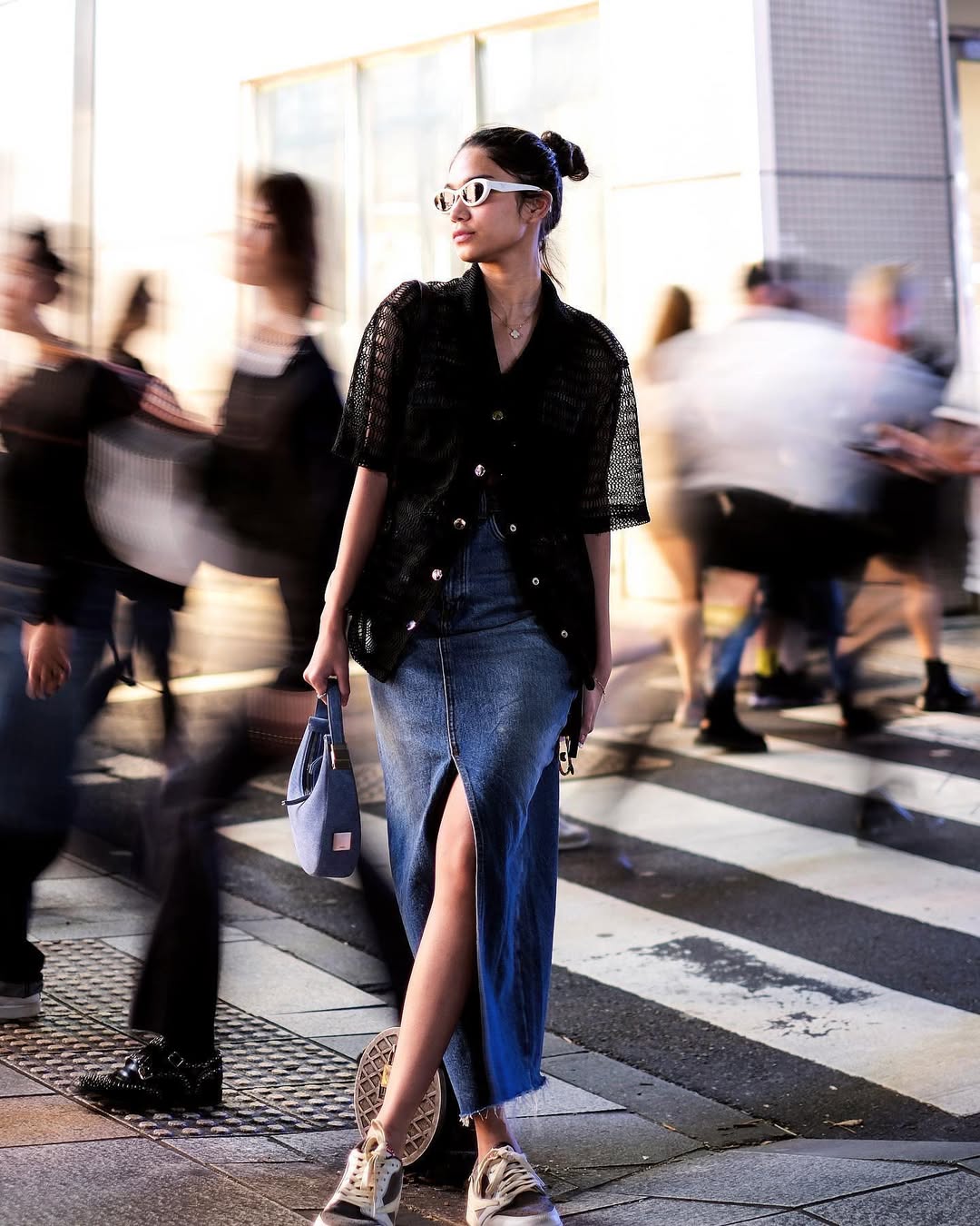 Jeanskjolar är ett smart val när vädret växlar – Bild 5. Chân váy denim là lựa chọn thông minh khi thời tiết giao mùa- Ảnh 5.