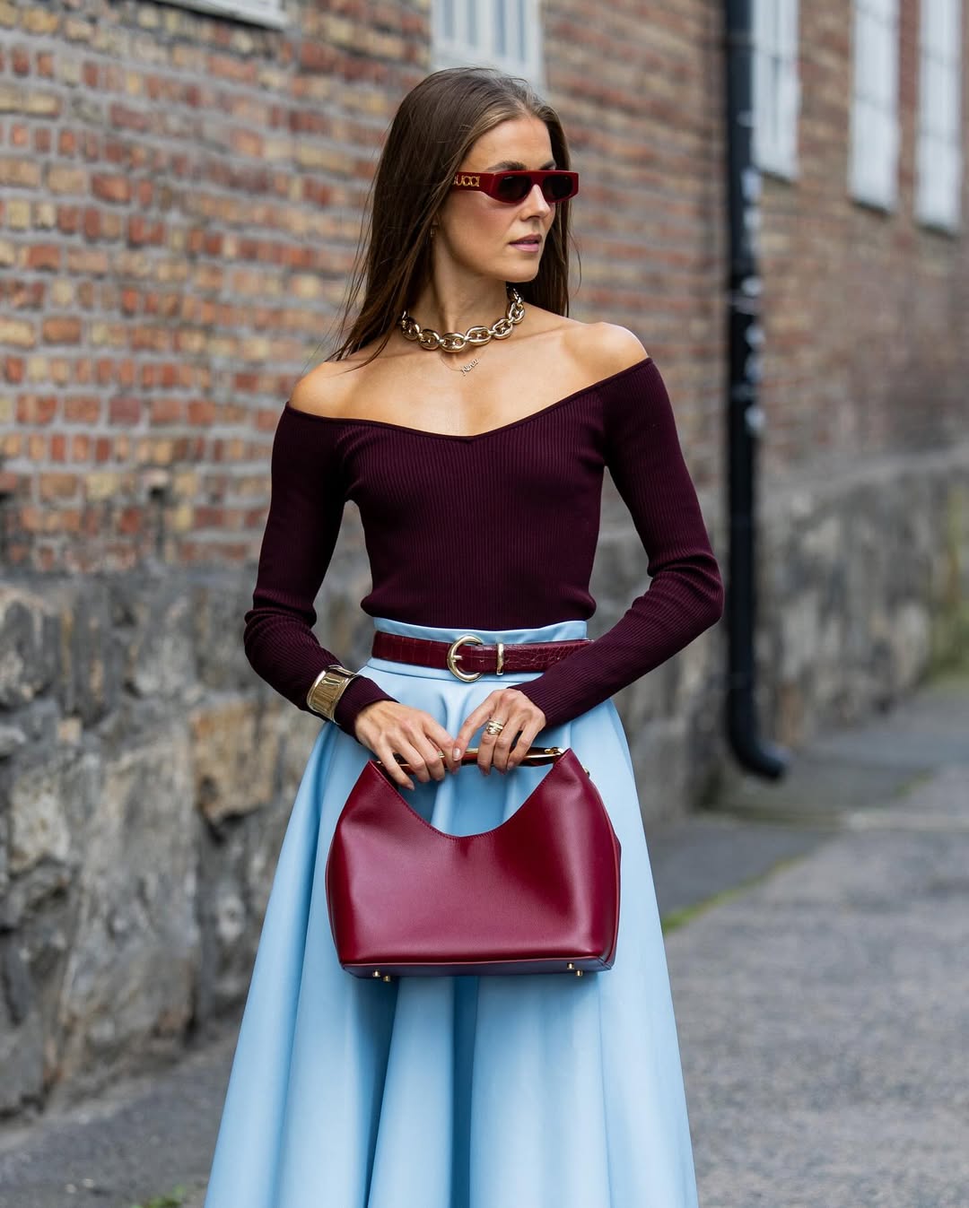 Světle modrá a fialová, silný, ale extrémně poutavý kontrast - Foto 2. Xanh nhạt và đỏ tía, sự đối lập mạnh mẽ nhưng cực kỳ hút mắt- Ảnh 2.