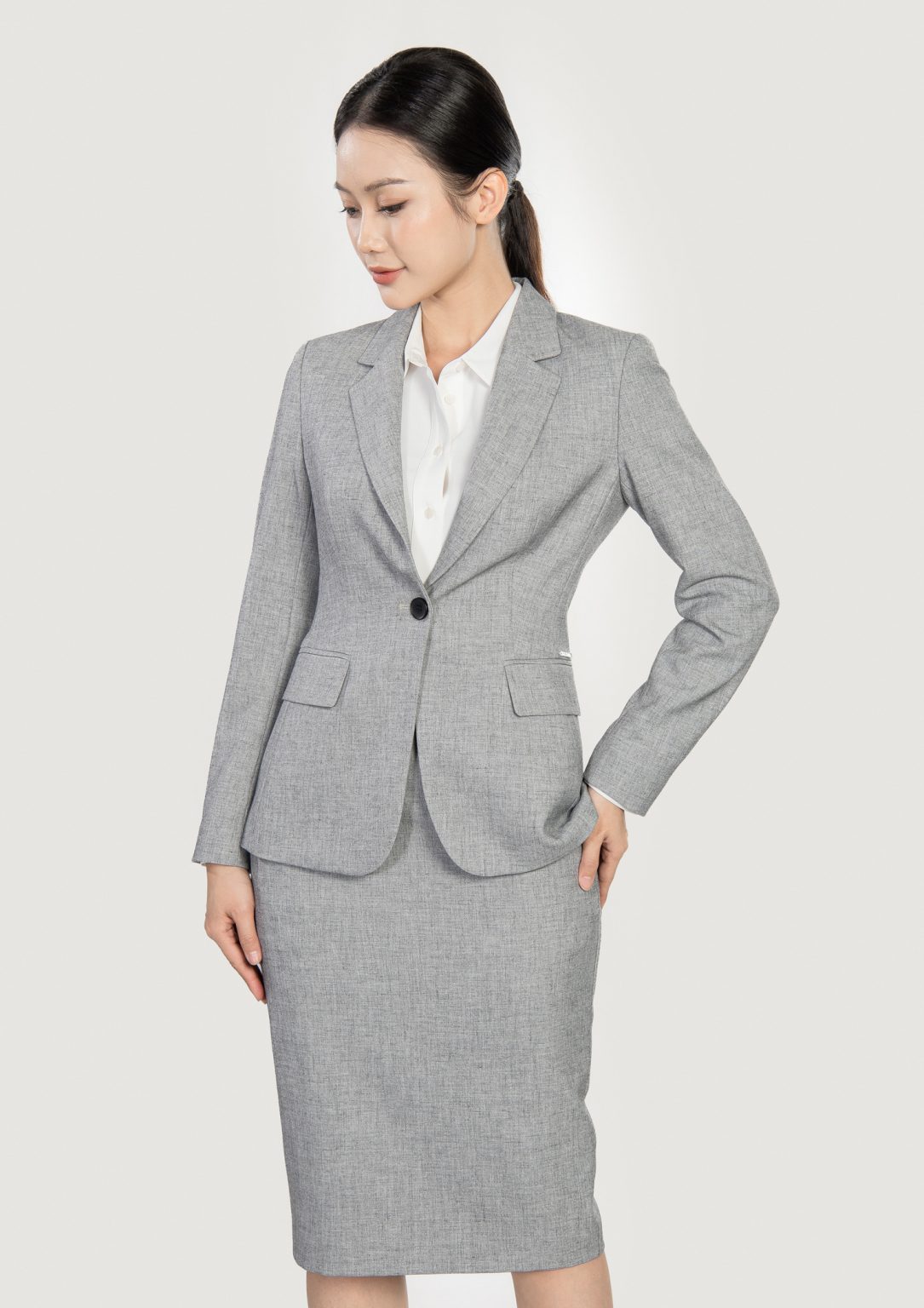 Průvodce oblékáním se 4 styly košil pro kancelářské dámy - Foto 4. Cẩm nang mặc đẹp với 4 kiểu áo dành cho cô nàng công sở- Ảnh 4.