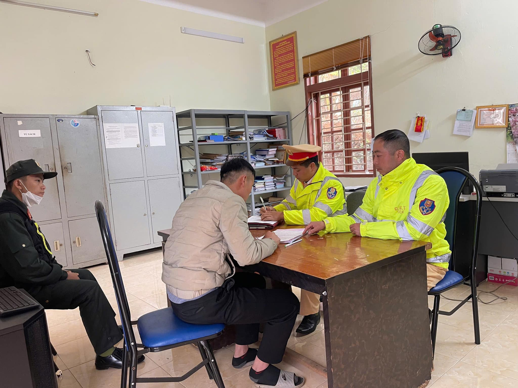 Công an Mộc Châu truy tìm 'xe tải hết date' chở khách đi ngắm hoa mận- Ảnh 1.