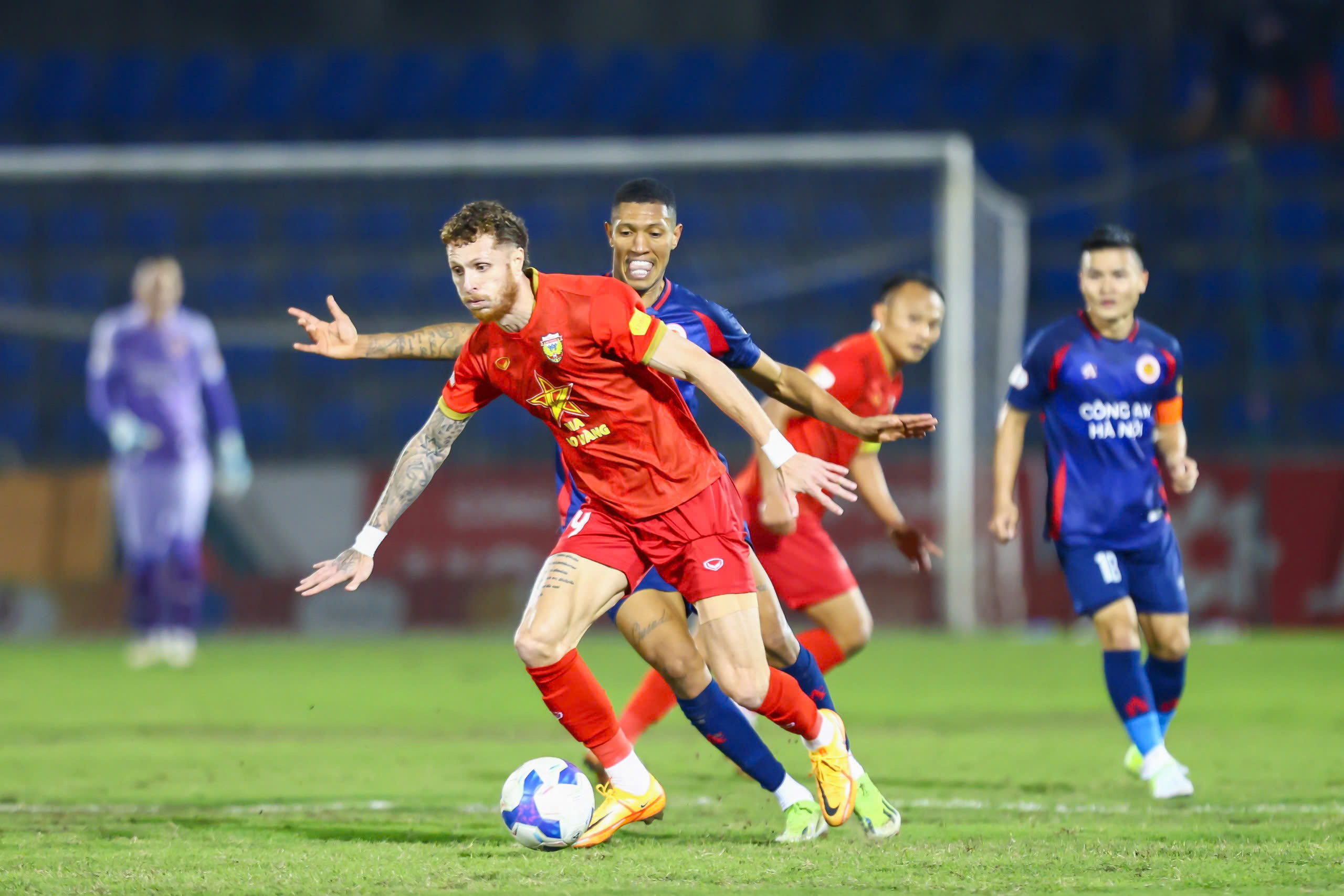 Bảng xếp hạng V-League mới nhất: Ngôi đầu đổi chủ, HAGL tụt hạng- Ảnh 1.