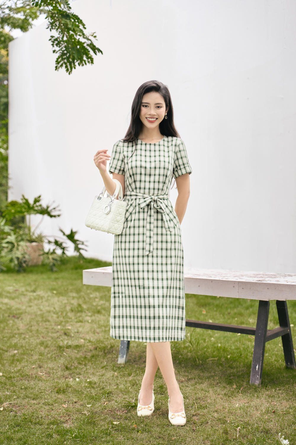 เคล็ดลับการแต่งตัวให้สวยหรูมีสไตล์ด้วยเดรสทรงตรง - ภาพที่ 5 Bí quyết diện đồ thanh thoát và đầy phong cách với đầm suông- Ảnh 5.