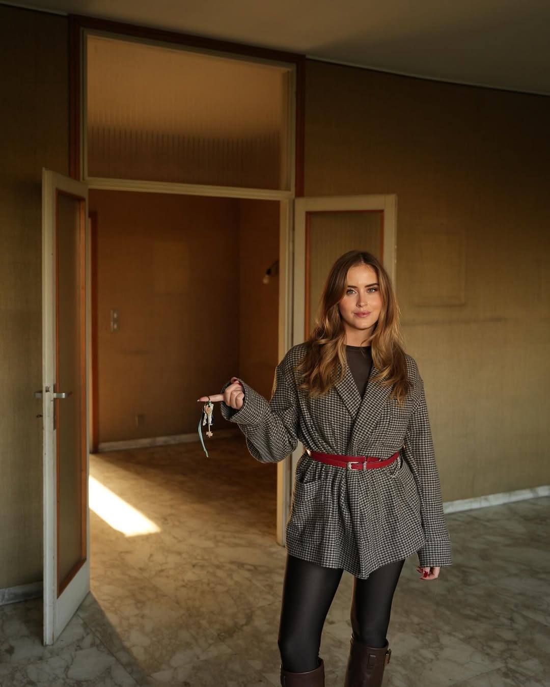 اجعل البليزر هو القطعة الأساسية في كل إطلالة ربيع وصيف - صورة 8. Biến áo blazer thành tâm điểm của mọi bản phối xuân hè- Ảnh 8.