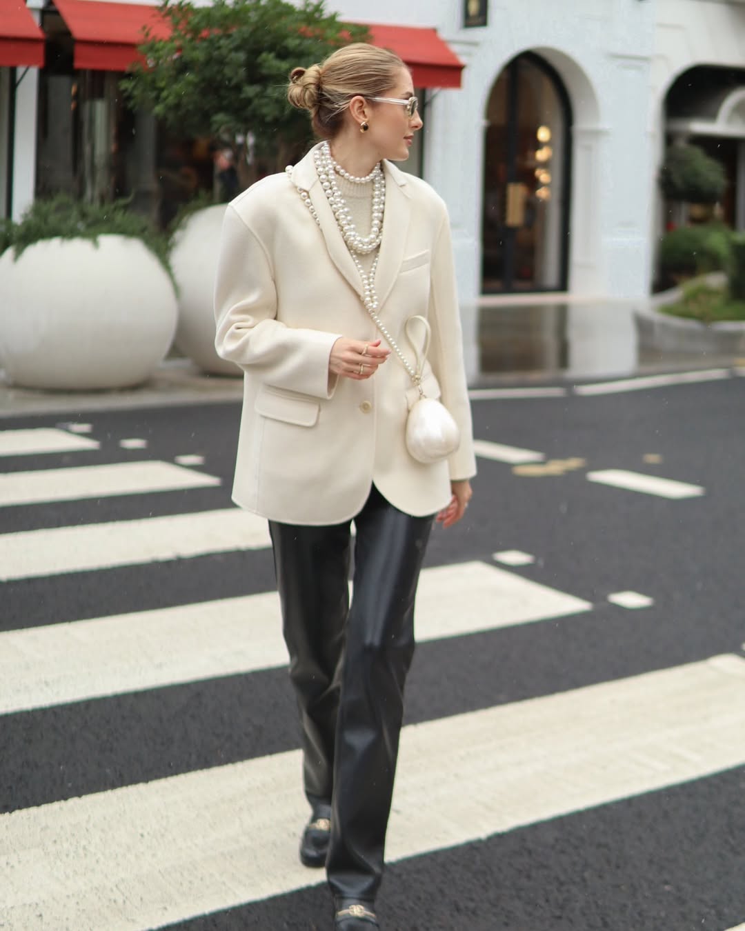 اجعل البليزر هو القطعة الأساسية في كل إطلالة ربيع وصيف - صورة 5. Biến áo blazer thành tâm điểm của mọi bản phối xuân hè- Ảnh 5.