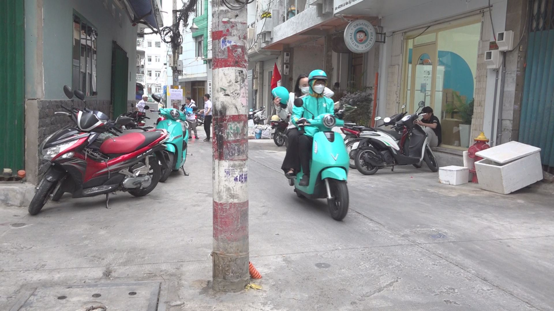 Trụ điện nằm giữa hẻm: Người d&acirc;n lo xe cứu hỏa, cứu thương kh&ocirc;ng v&agrave;o được- Ảnh 1.