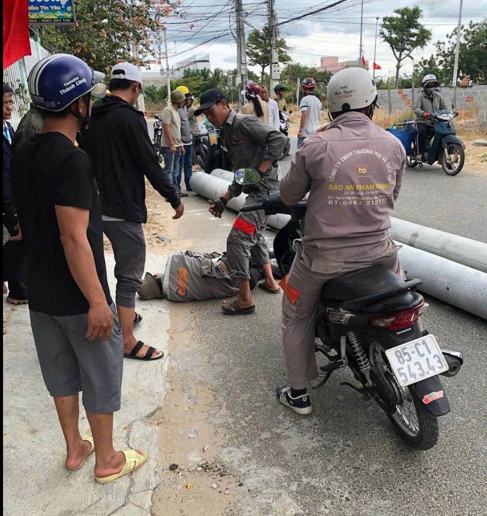 Ninh Thuận: Bất cẩn khi thi công, một người bị trụ điện đè gãy chân- Ảnh 1. Ninh Thuận: Bất cẩn khi thi công, một người bị trụ điện đè gãy chân- Ảnh 1.