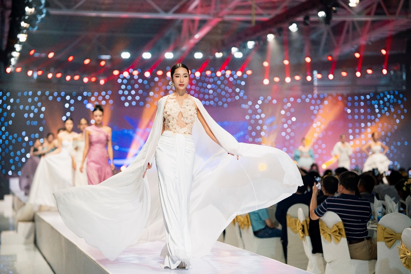 Hoàng Thùy, Ngọc Châu và Xuân Hạnh hội ngộ tại Thái Tuấn Fashion Show- Ảnh 1.