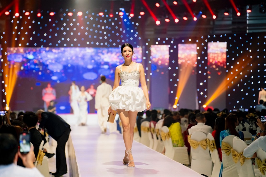 Hoàng Thùy, Ngọc Châu và Xuân Hạnh hội ngộ tại Thái Tuấn Fashion Show- Ảnh 2.