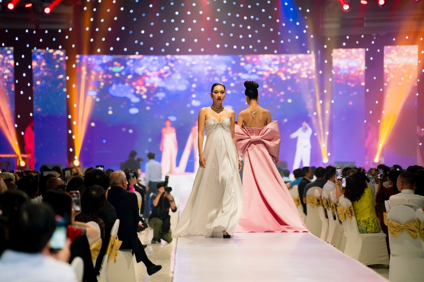 Hoàng Thùy, Ngọc Châu và Xuân Hạnh hội ngộ tại Thái Tuấn Fashion Show- Ảnh 3.