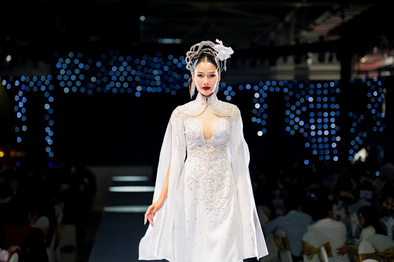 Hoàng Thùy, Ngọc Châu và Xuân Hạnh hội ngộ tại Thái Tuấn Fashion Show- Ảnh 6.