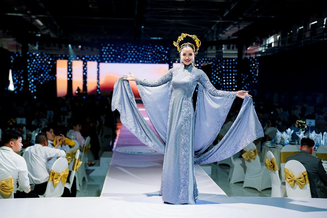 Hoàng Thùy, Ngọc Châu và Xuân Hạnh hội ngộ tại Thái Tuấn Fashion Show- Ảnh 7.