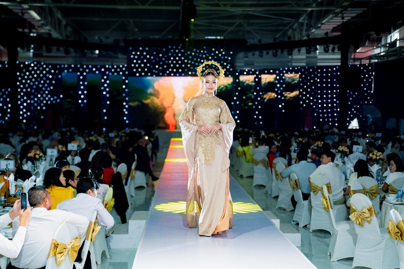 Hoàng Thùy, Ngọc Châu và Xuân Hạnh hội ngộ tại Thái Tuấn Fashion Show- Ảnh 8.