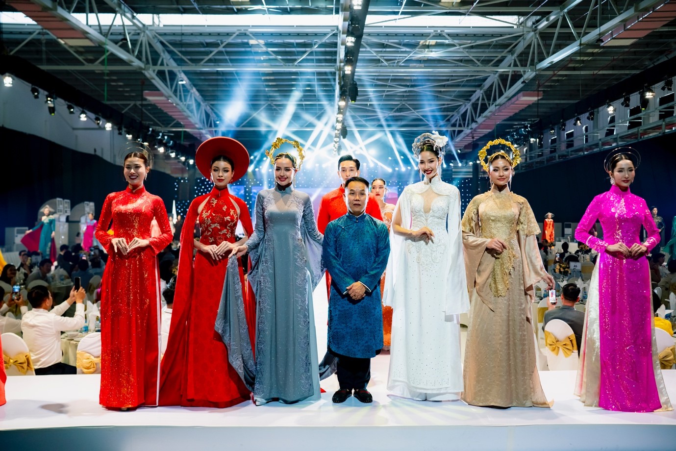 Hoàng Thùy, Ngọc Châu và Xuân Hạnh hội ngộ tại Thái Tuấn Fashion Show