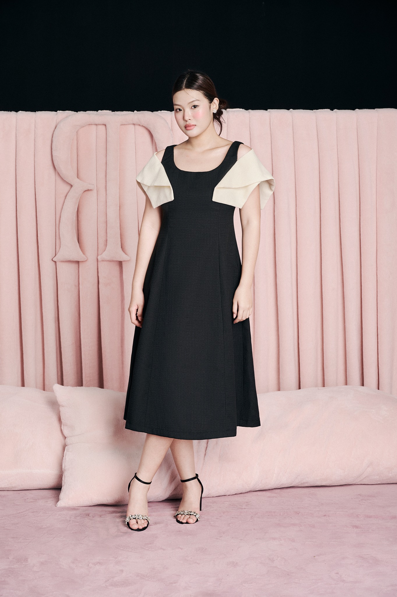 Korrektoros ruhák magabiztos és gyönyörű irodai hölgyeknek - 8. kép. Váy che khuyết điểm cho nàng công sở tự tin xinh đẹp- Ảnh 8.