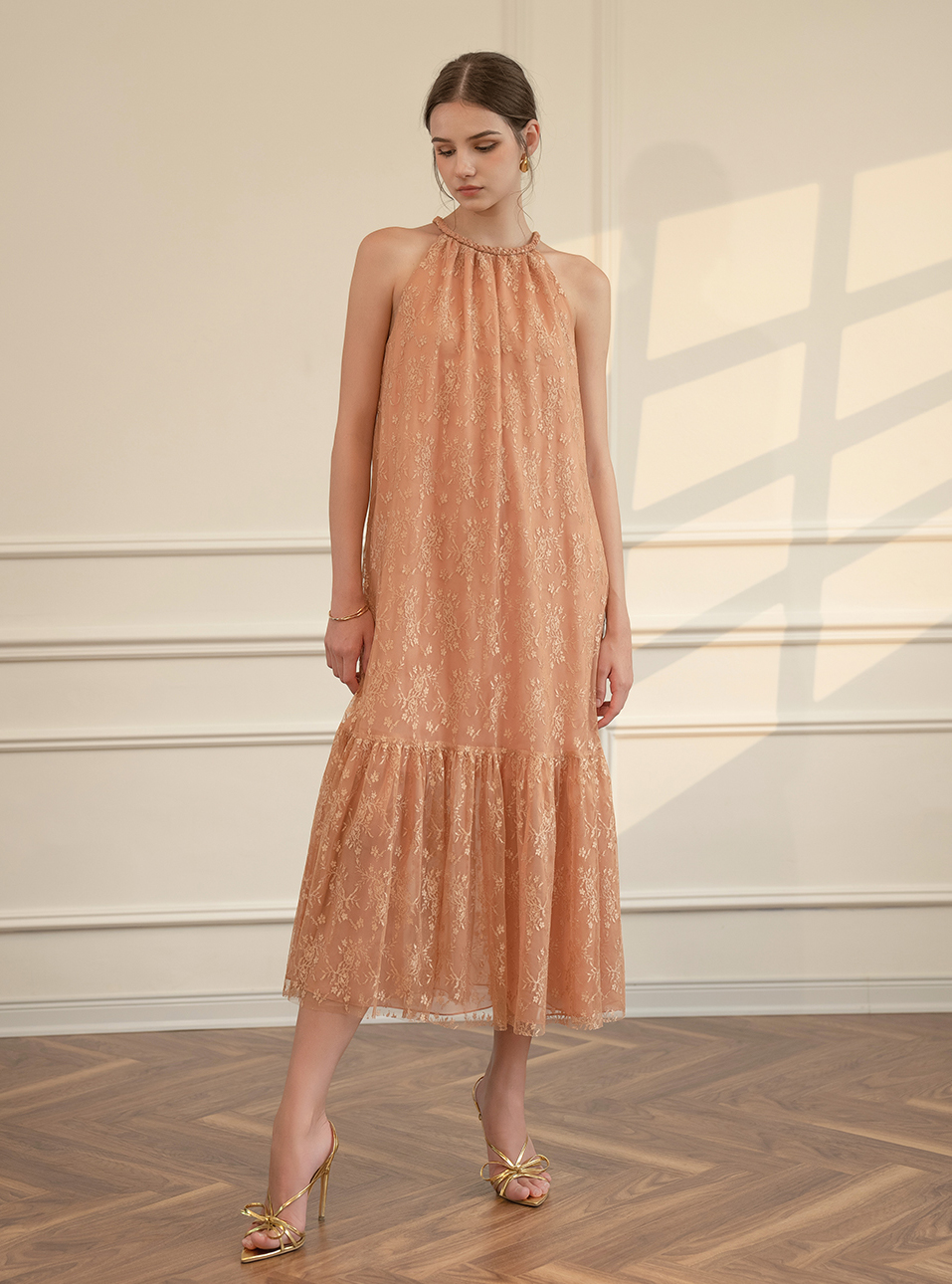 Volné šaty jsou oblíbené za slunečných dnů, proto by se měly dávat přednost měkkým, chladivým šifonovým látkám - Foto 12. Đầm suông 'lên ngôi' ngày nắng, nên ưu ái chất vải tơ voan mềm mát- Ảnh 12.