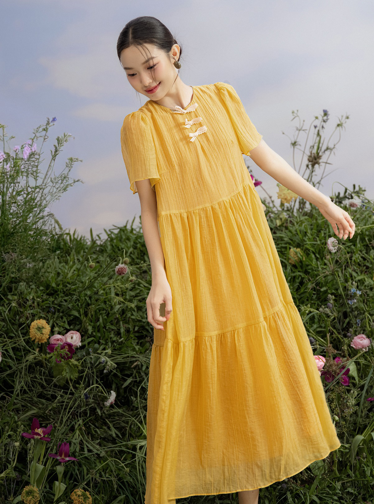 Volné šaty jsou oblíbené za slunečných dnů, proto se dává přednost měkké, chladivé šifonové látce - Foto 2. Đầm suông 'lên ngôi' ngày nắng, nên ưu ái chất vải tơ voan mềm mát- Ảnh 2.