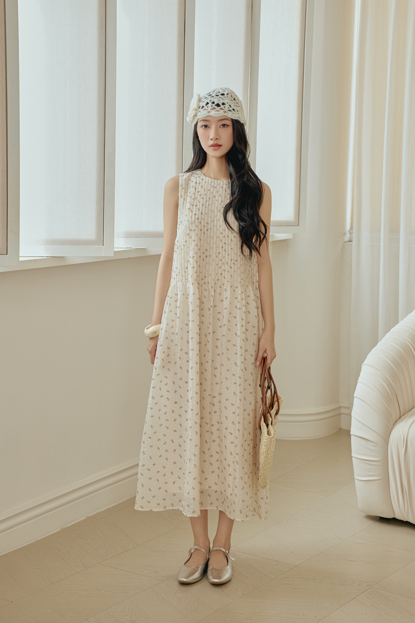 Volné šaty jsou oblíbené za slunečných dnů, proto se dává přednost měkké, chladivé šifonové látce - Foto 1. Đầm suông 'lên ngôi' ngày nắng, nên ưu ái chất vải tơ voan mềm mát- Ảnh 1.