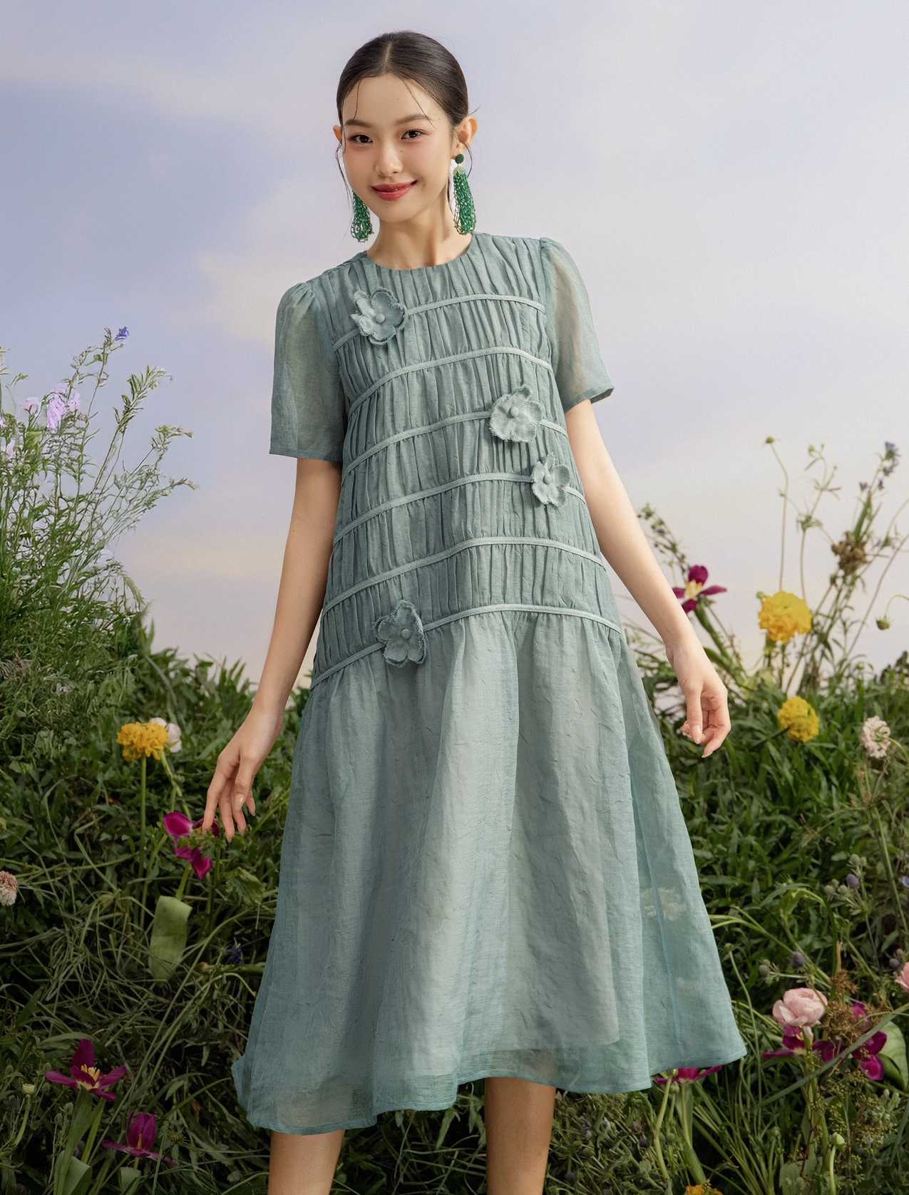 Volné šaty jsou oblíbené za slunečných dnů, proto se dává přednost měkké, chladivé šifonové látce - Foto 3. Đầm suông 'lên ngôi' ngày nắng, nên ưu ái chất vải tơ voan mềm mát- Ảnh 3.