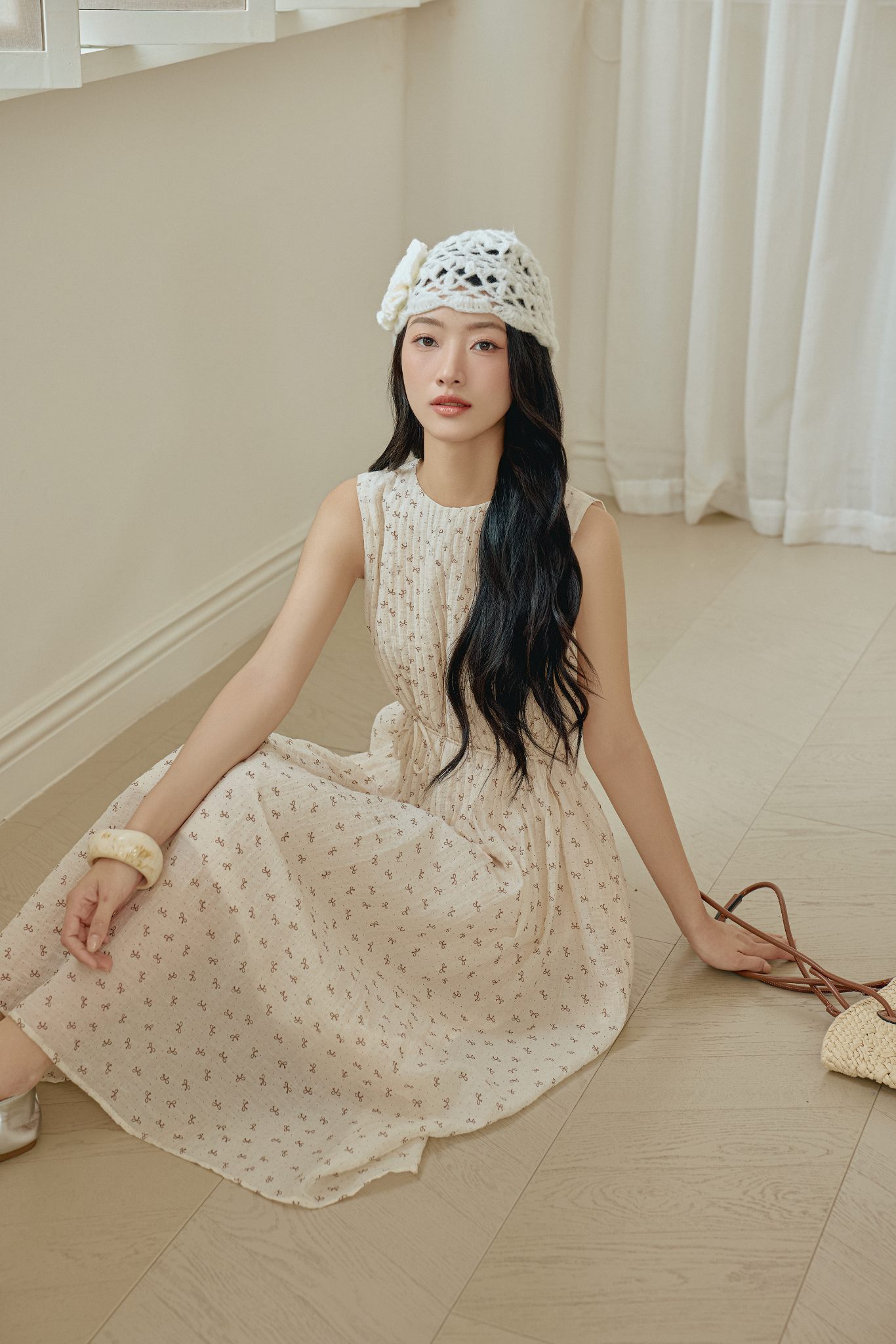 Volné šaty jsou oblíbené za slunečných dnů, proto by se měly dávat přednost měkkým, chladivým šifonovým látkám - Foto 8. Đầm suông 'lên ngôi' ngày nắng, nên ưu ái chất vải tơ voan mềm mát- Ảnh 8.