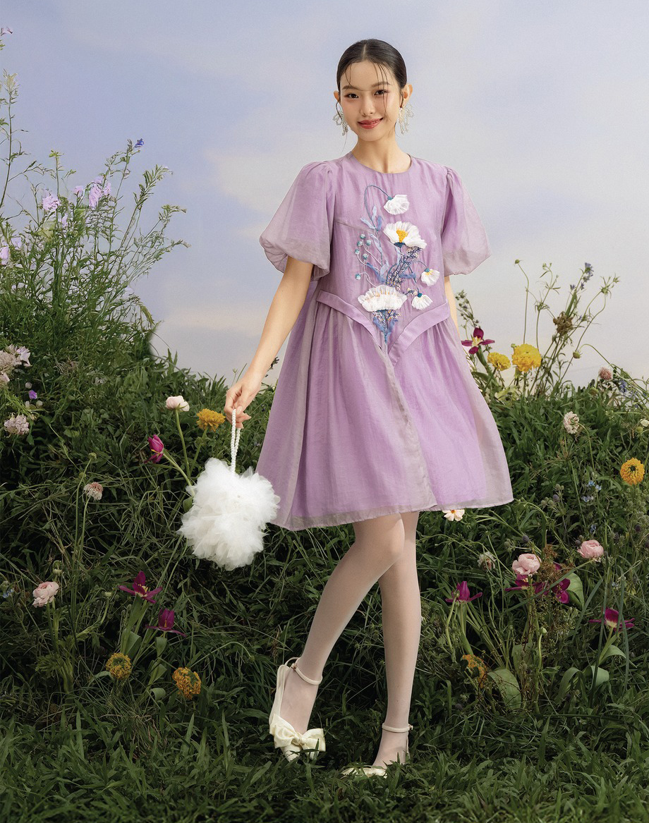 Volné šaty jsou oblíbené za slunečných dnů, proto by se měly dávat přednost měkkým, chladivým šifonovým látkám - Foto 7. Đầm suông 'lên ngôi' ngày nắng, nên ưu ái chất vải tơ voan mềm mát- Ảnh 7.