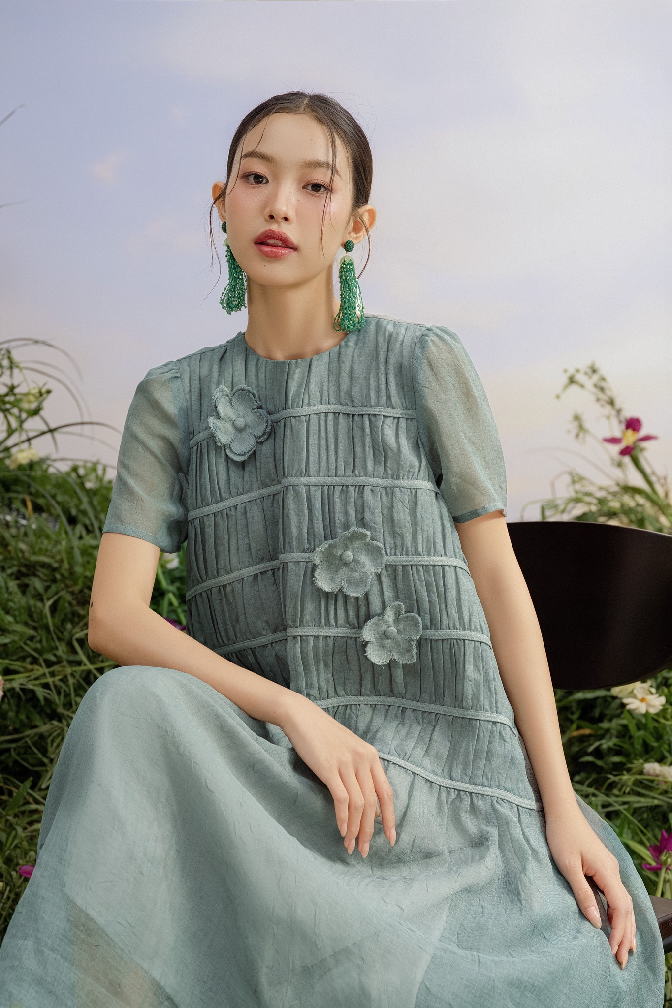 Volné šaty jsou oblíbené za slunečných dnů, proto by se měly dávat přednost měkkým, chladivým šifonovým látkám - Foto 9. Đầm suông 'lên ngôi' ngày nắng, nên ưu ái chất vải tơ voan mềm mát- Ảnh 9.