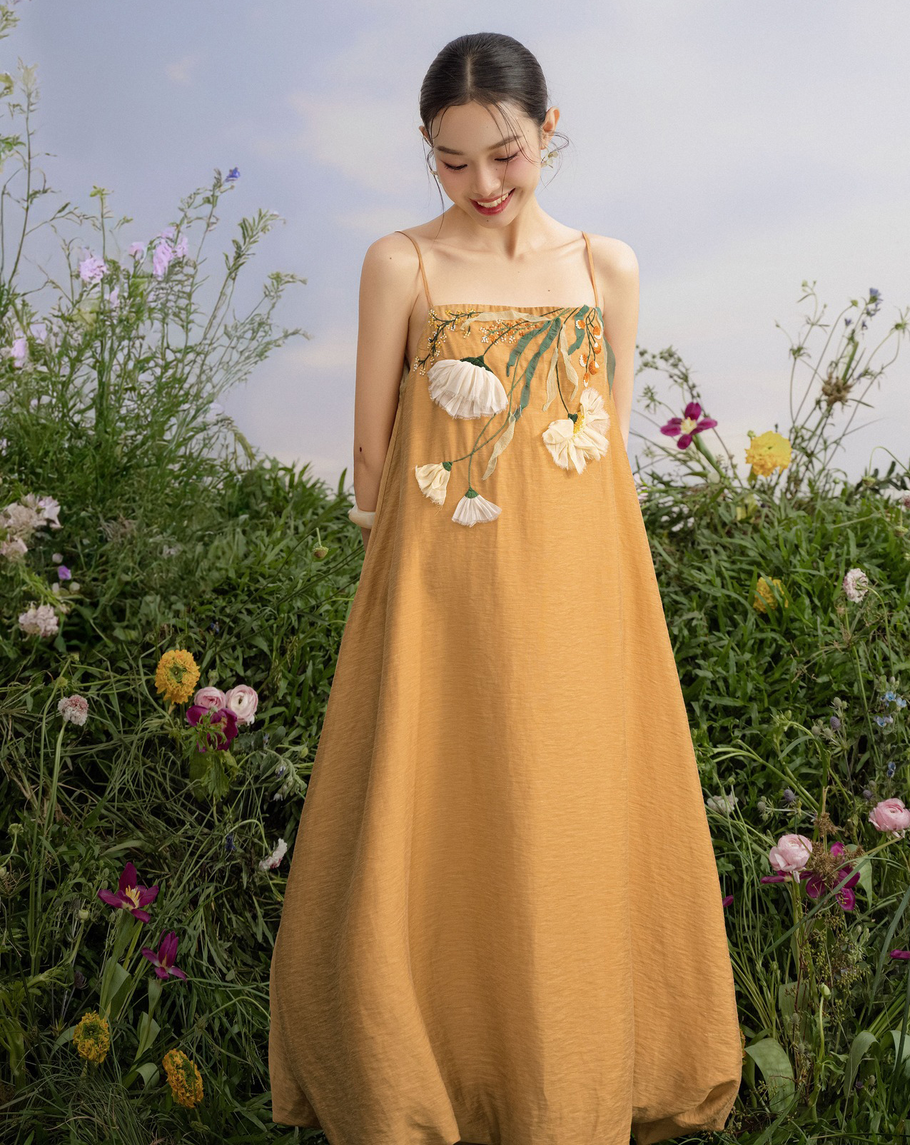 Volné šaty jsou oblíbené za slunečných dnů, proto by se měly dávat přednost měkkým, chladivým šifonovým látkám - Foto 5. Đầm suông 'lên ngôi' ngày nắng, nên ưu ái chất vải tơ voan mềm mát- Ảnh 5.