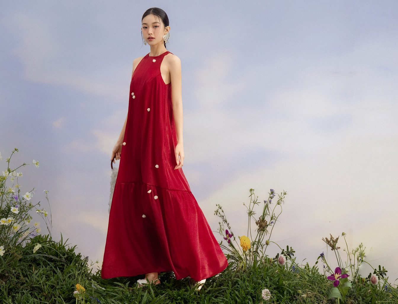 Volné šaty jsou oblíbené za slunečných dnů, proto se dává přednost měkké, chladivé šifonové látce - Foto 4. Đầm suông 'lên ngôi' ngày nắng, nên ưu ái chất vải tơ voan mềm mát- Ảnh 4.