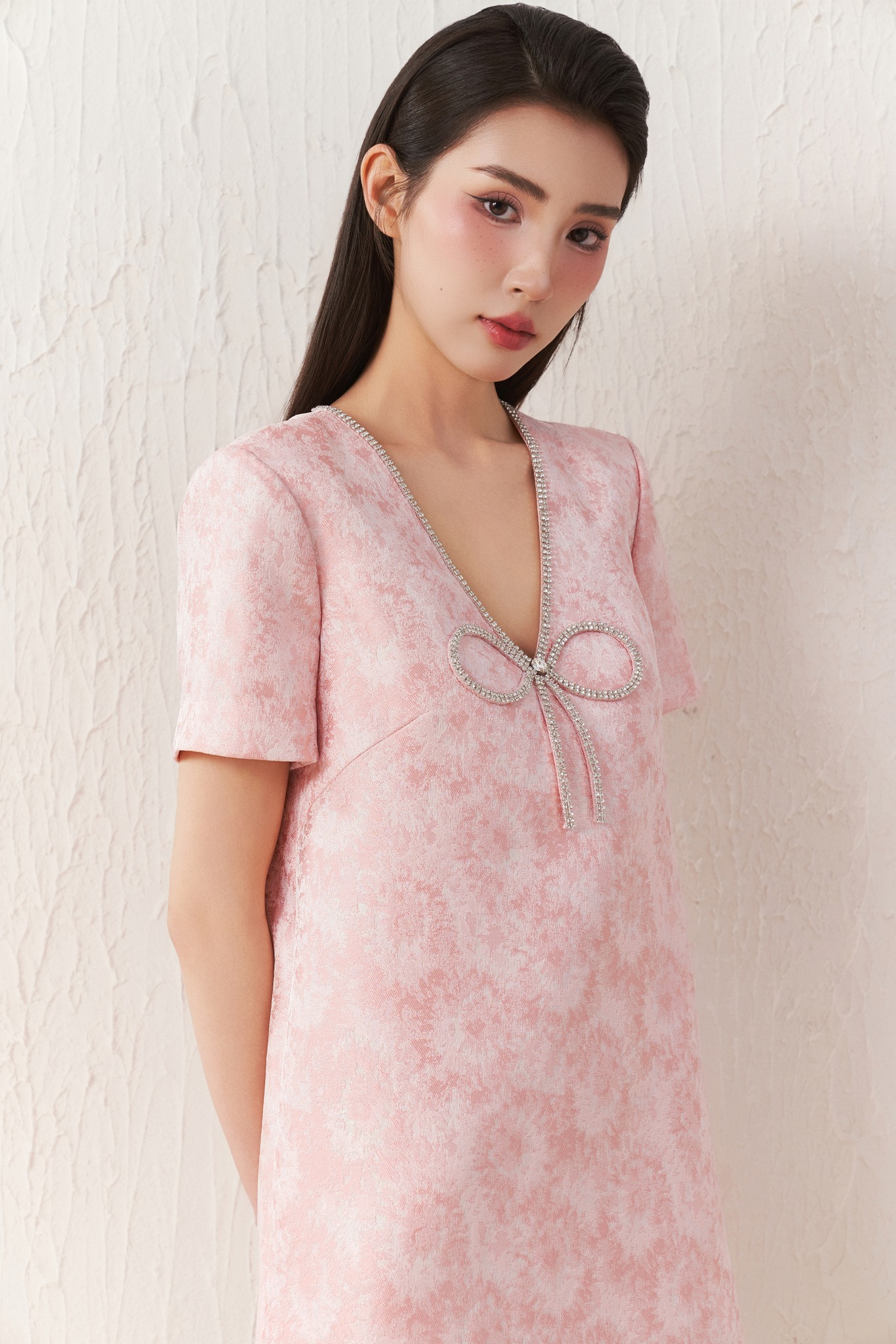 Volné šaty jsou oblíbené za slunečných dnů, proto by se měly dávat přednost měkkým, chladivým šifonovým látkám - Foto 11. Đầm suông 'lên ngôi' ngày nắng, nên ưu ái chất vải tơ voan mềm mát- Ảnh 11.