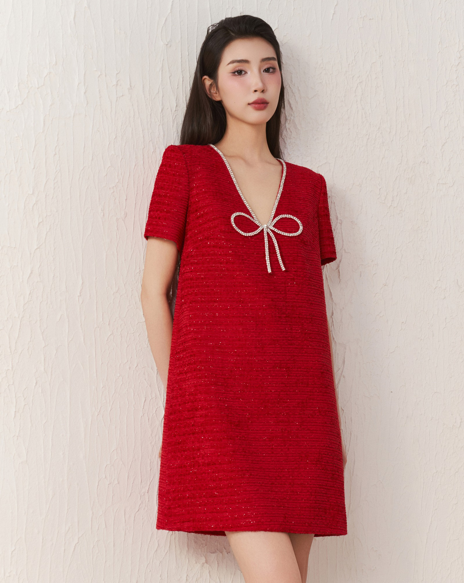 Volné šaty jsou oblíbené za slunečných dnů, proto by se měly dávat přednost měkkým, chladivým šifonovým látkám - Foto 10. Đầm suông 'lên ngôi' ngày nắng, nên ưu ái chất vải tơ voan mềm mát- Ảnh 10.